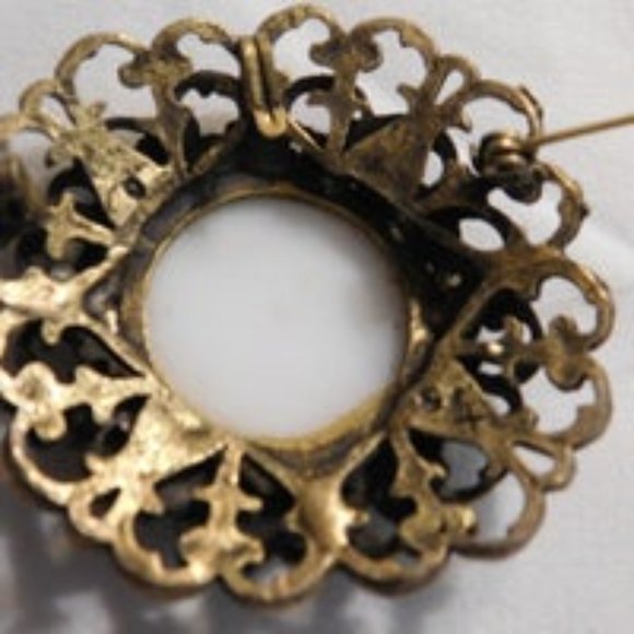 Vintage Victorian Style Ornate Brooch Pin - Picture 5 of 9